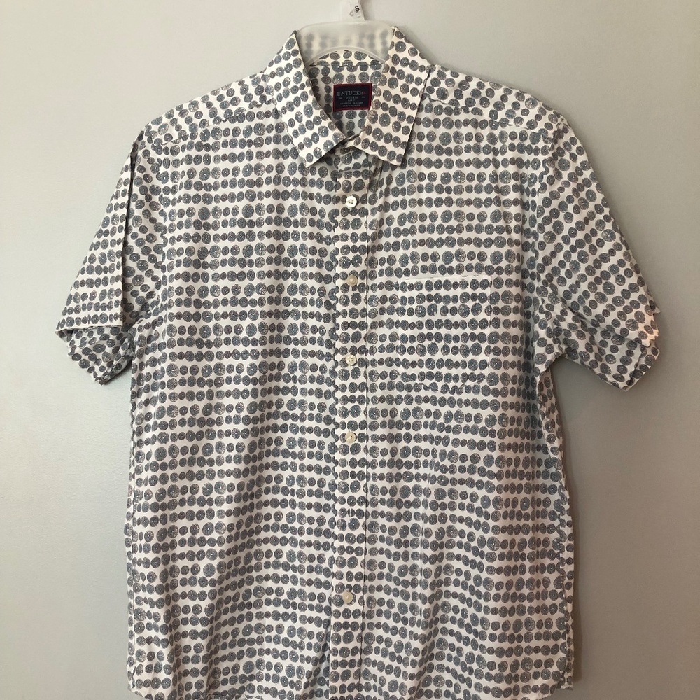 Men’s medium untuckit shirt